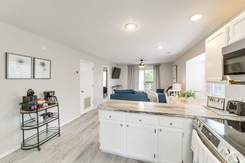 Branson Escape w/ Pool Access, Grill & Balcony! Apartment in Indian Point