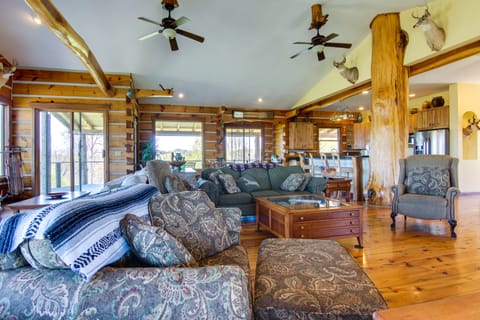 Mountain View & Fire Pit: Rustic Marshall Getaway! House in Buncombe County