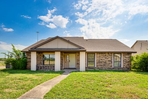 Spacious Garland Home w/ Patio & Workstation! House in Garland