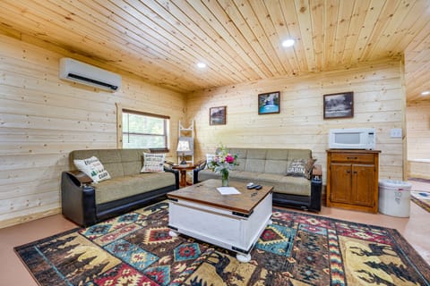 Charming Cabin Near Roaring River State Park! Apartment in Roaring River Township