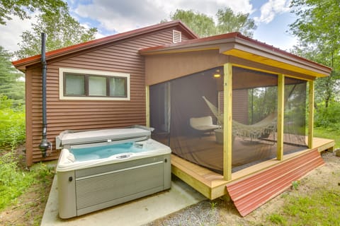 Gorgeous Sunday River Cabin w/ Saltwater Hot Tub! House in Hanover