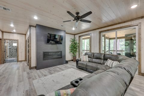 Family-Friendly Broken Bow Home w/ Deck & Grill! House in Oklahoma