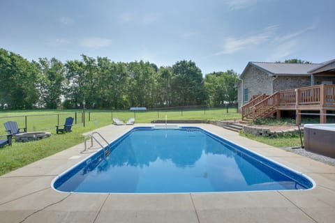 Private Pool & Hot Tub: Expansive Cedar Hill Home House in Tennessee