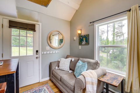 Tiny Home w/ Fire Pit: Trail Access On-Site! Apartment in Swannanoa