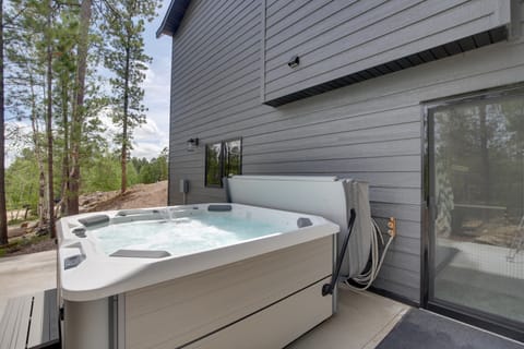 Luxurious Lead Vacation Rental w/ Private Hot Tub! House in North Lawrence