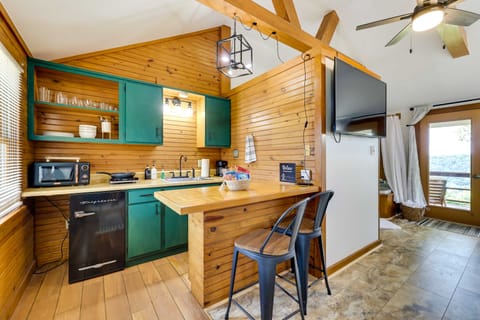 Eureka Springs Cabin Rental ~ 5 Mi to Beaver Lake! Apartment in Carroll County