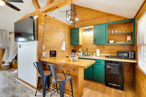 Scenic Eureka Springs Cabin Rental w/ Balcony! Apartment in Carroll County