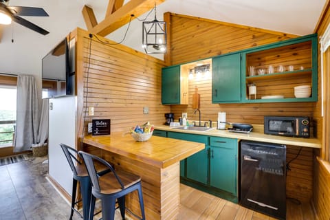 Lovely Ozarks Cabin Rental ~ 5 Mi to Beaver Lake! Apartment in Carroll County