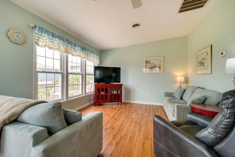 Surf City Vacation Rental - Walk to Beach Apartment in Surf City