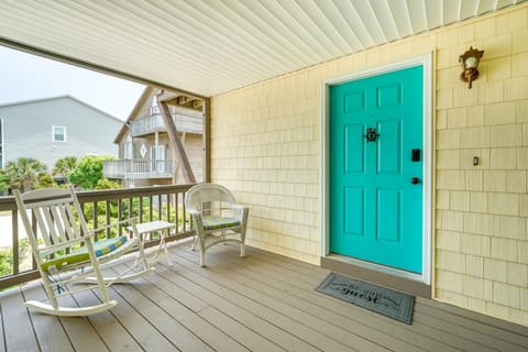 Surf City Vacation Rental - Walk to Beach Apartment in Surf City