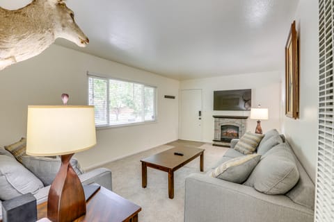 Pet-Friendly South Lake Tahoe Home: 2 Mi to Lake House in South Lake Tahoe