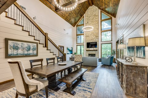 Cozy Cabin w/ Hot Tub ~ 5 Mi to Broken Bow Lake House in Oklahoma