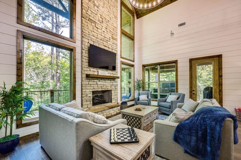 Cozy Cabin w/ Hot Tub ~ 5 Mi to Broken Bow Lake House in Oklahoma