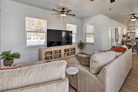 Convenient Fayetteville Home - 3 Mi to Town! House in Fayetteville