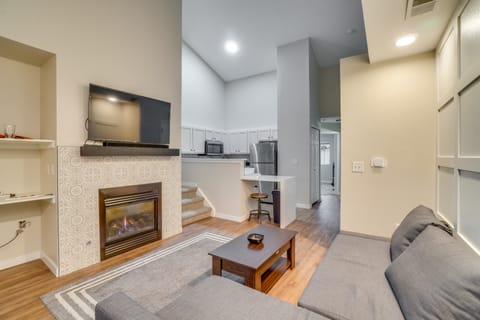 16 Mi to DIA: Townhome w/ Fireplace in Aurora Apartment in Aurora