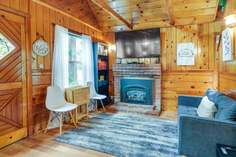Fire Pit, Deck & Grill: Cozy Twain Harte Cabin! House in Mi Wuk Village