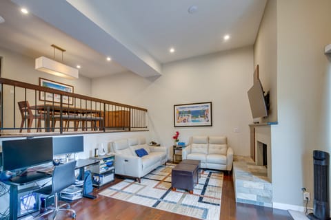 Modern Beverly Hills Townhome: 5 Mi to Hollywood! Apartment in Beverly Hills