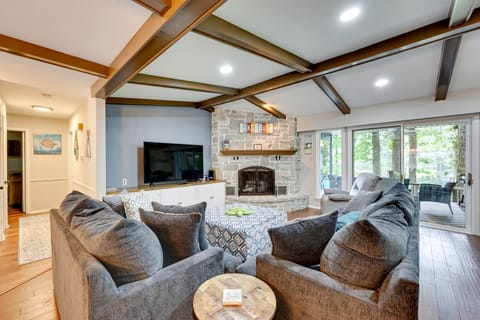 Lakefront Hot Springs Vacation Rental w/ Dock! House in Garland County