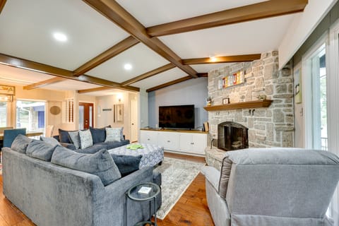 Lakefront Hot Springs Vacation Rental w/ Dock! House in Garland County