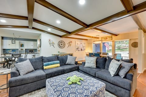 Lakefront Hot Springs Vacation Rental w/ Dock! House in Garland County