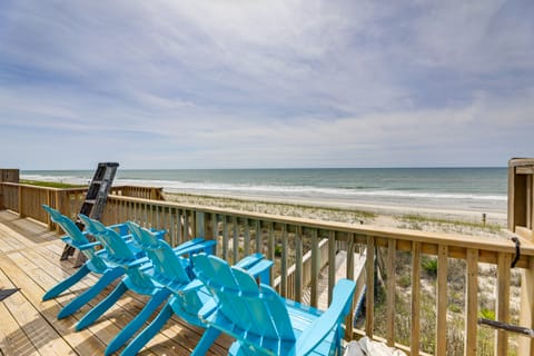 Lovely Emerald Isle Beach House - Steps to Beach! House in Indian Beach