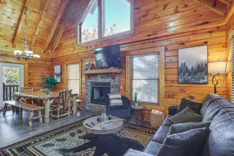 5 Mi to Dtwn: Cabin w/ Hot Tub in Pigeon Forge! House in Pigeon Forge