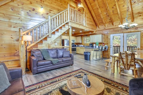 5 Mi to Dtwn: Cabin w/ Hot Tub in Pigeon Forge! House in Pigeon Forge