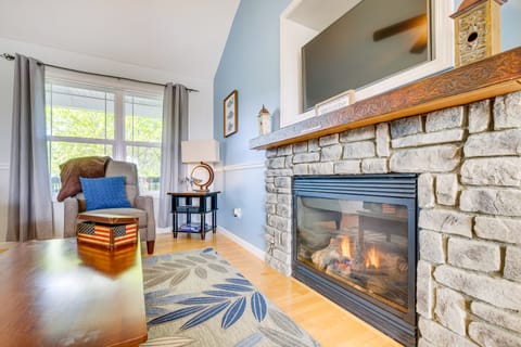 Cozy Cottage in Taylorsville: Hot Tub & Lake Views Cottage in Indiana