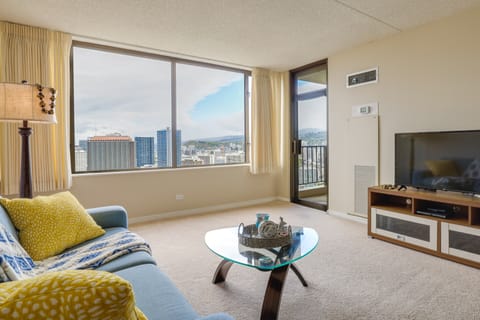 Honolulu Condo Stay w/ Balcony: Walk to Beaches! Apartment in McCully-Moiliili