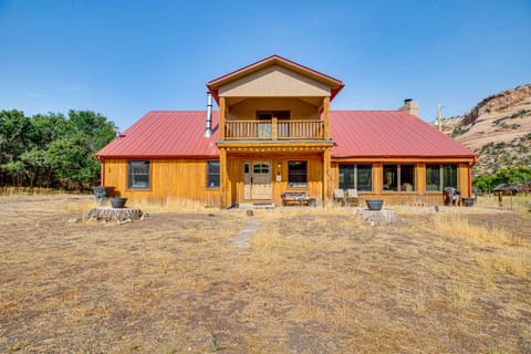 Colorado Nat'l Monument Views: Western Slope Cabin House in Colorado