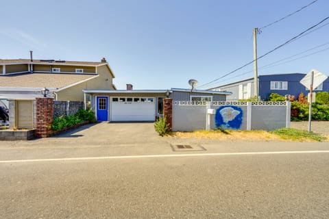 Waterfront Birch Bay Cabin: Beach Access & Sunsets House in Birch Bay