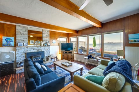 Waterfront Birch Bay Cabin: Beach Access & Sunsets House in Birch Bay