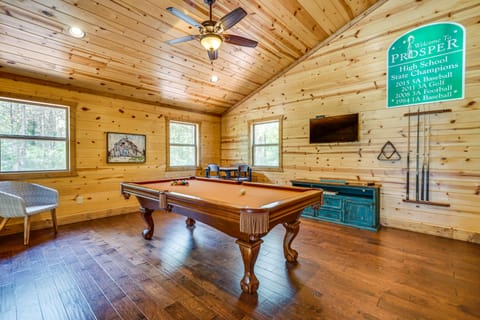 Hot Tub & Fire Pit at Broken Bow Cabin! House in Broken Bow