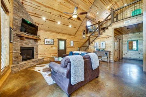 Hot Tub & Fire Pit at Broken Bow Cabin! House in Broken Bow