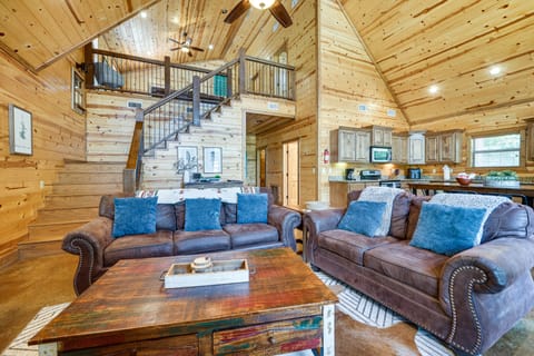 Hot Tub & Fire Pit at Broken Bow Cabin! House in Broken Bow