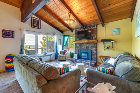 Private Hot Tub & Views: Lovely Waldport Home House in Waldport