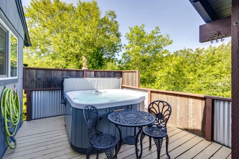 Private Hot Tub & Views: Lovely Waldport Home House in Waldport