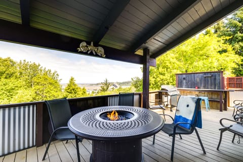 Hot Tub, Deck & Views: Waldport Getaway! House in Waldport