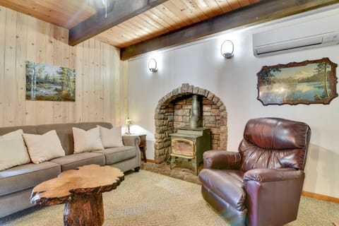 Peaceful Mt. Hood Cabin w/ Hot Tub & Fire Pit! House in Mount Hood Village