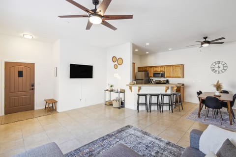 Airy Lake Havasu City Home: 3 Mi to London Bridge Apartment in Lake Havasu City