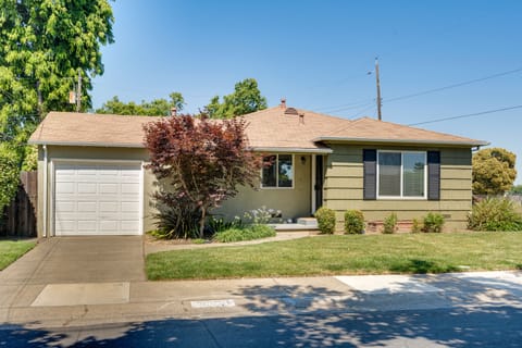 Modern Sacramento Gem ~ 4 Mi to Downtown! House in Tahoe Park