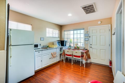 Westminster Apartment w/ Balcony, Near Disneyland! Apartment in Westminster