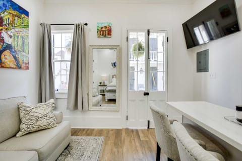 Modern New Orleans Studio on Bourbon Street! Apartment in Faubourg Marigny