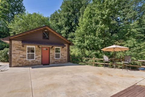 Hickory Hideaway: Patio Paradise w/ Community Pool Apartment in Hickory