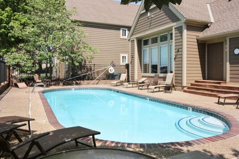 Overland Park Condo, Close to Lakes & Parks! Apartment in Lenexa