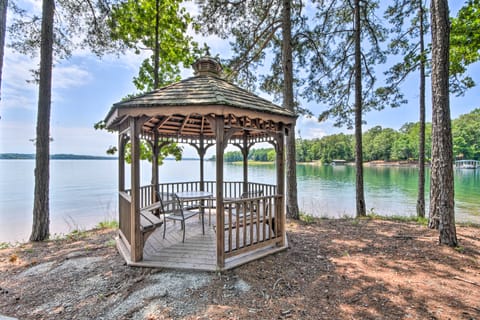 Walk to Lake Keowee: Salem Townhome w/ Deck Apartment in Lake Keowee