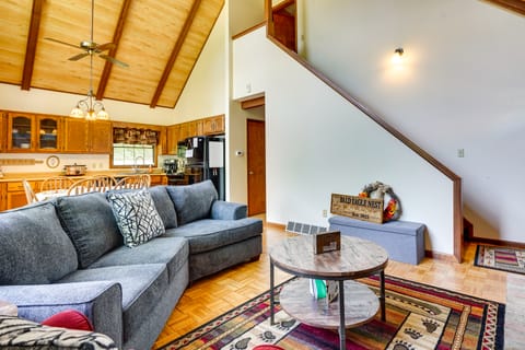 Cabin w/ Deck ~ 3 Mi to Apple Valley Lake! House in Ohio