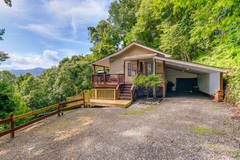 Maggie Valley Vacation Rental w/ Hot Tub House in Maggie Valley