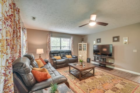 Hot Tub & Games! Smoky Mtn Cabin in Gatlinburg House in Gatlinburg