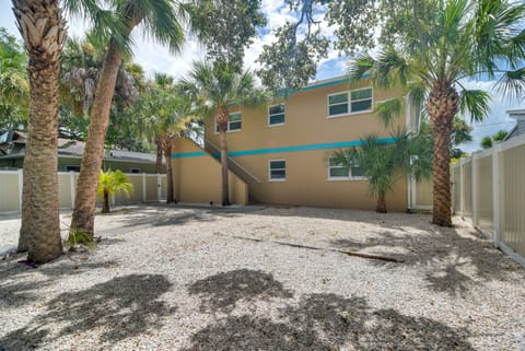 Indian Rocks Beach Retreat: Walk to Beaches! Apartment in Indian Rocks Beach